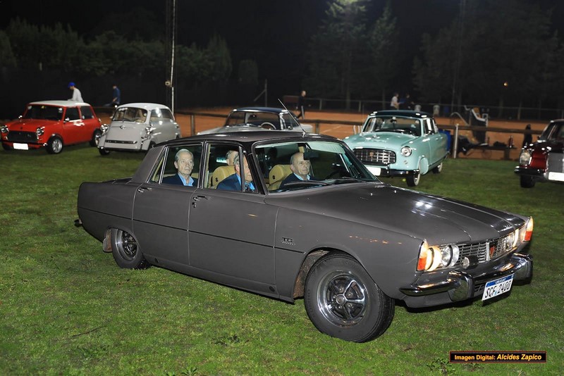 Montevideo Classic Car Club recibió la visita de las principales autoridades de FIVA